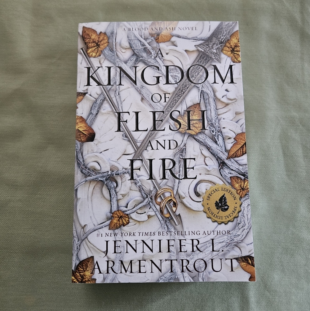 Kingdom of Flesh and Fire (Blood and Ash #2) by‎ Jennifer Armentrout - Softcover